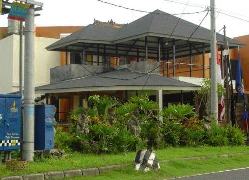 Aplikasi GAF Shingles Roof pada Suarti Silver di daerah Sanu